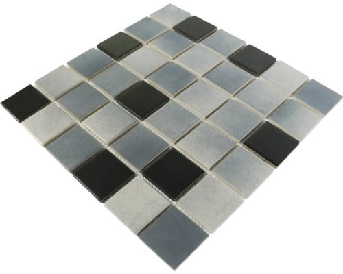Mosaikfliese mit quadratischen Steinen in verschiedenen Grautönen