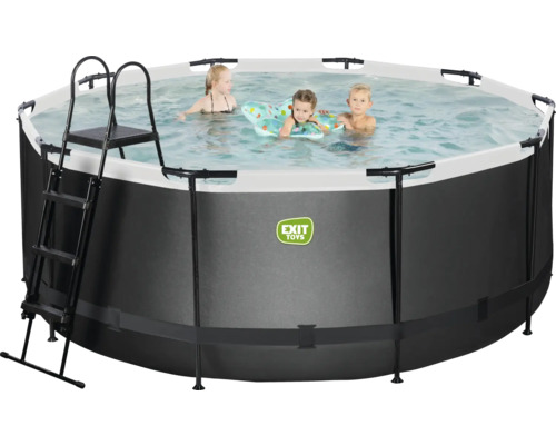 Piscine hors sol avec échelle et enfants jouant dans l''eau