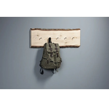 Porte-manteau en bois avec écorce et un sac à dos dessus