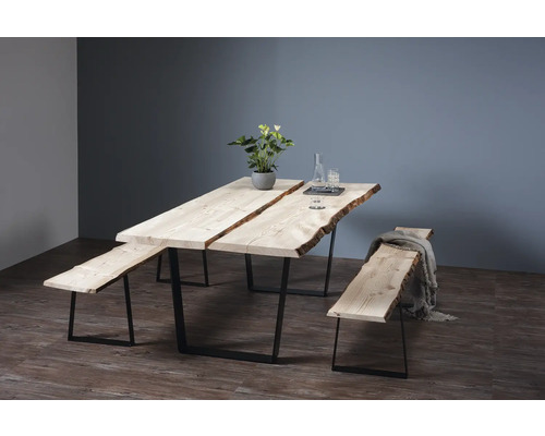 Table de salle à manger avec deux bancs en bois et pieds en métal dans la salle à manger.