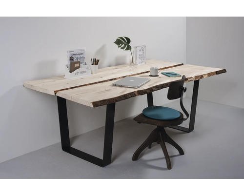 Bureau en bois avec cadre en métal noir et une chaise