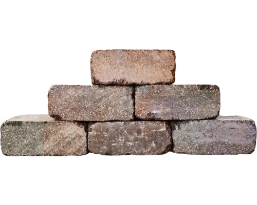 Gestapelte Pflastersteine aus Stein für den Garten- und Landschaftsbau