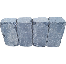 Quatre pavés en granit gris