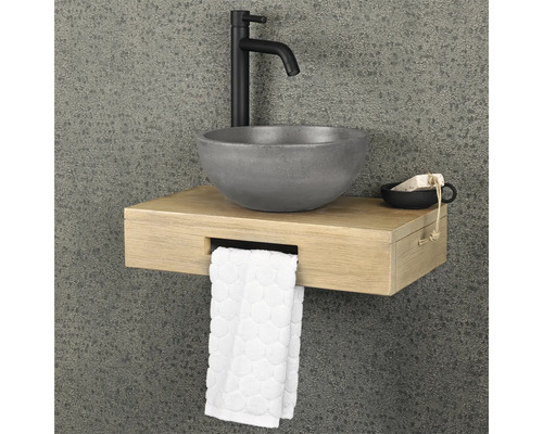 Lavabo moderne avec robinet, étagère et serviette