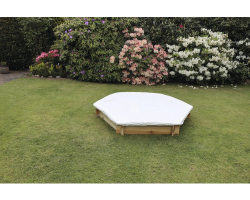 Bac à sable avec couverture dans le jardin