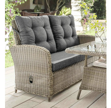 Zweisitzer Gartenbank aus Rattan mit grauen Kissen auf einer Terrasse.