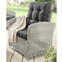 Fauteuil de jardin en polyrotin avec coussins et couverture sur une terrasse