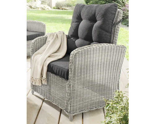 Gartensessel Destiny MERANO 67x74x99 cm, Rückenlehne verstellbar, vintage weiß Gartensessel aus Polyrattan mit Kissen und Decke auf einer Terrasse