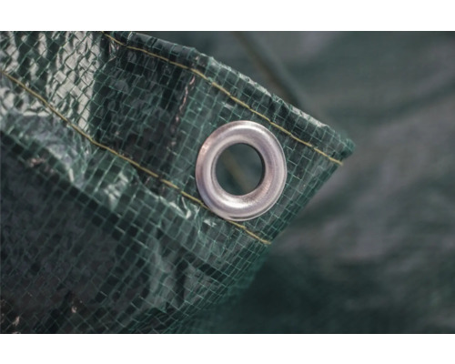 Detailaufnahme einer grünen Gewebeplane mit Öse