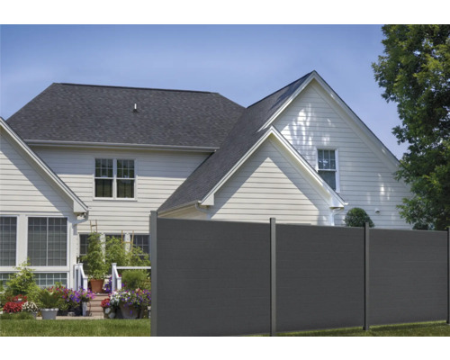 Clôture de jardin en plastique devant une maison d''habitation