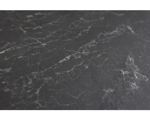 Nahaufnahme einer Arbeitsplatte mit Marmoroptik