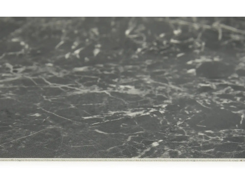 Nahaufnahme einer grauen Arbeitsplatte in Marmoroptik.