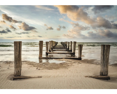 Blick auf einen Holzsteg am Strand