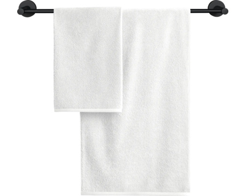 Handtuch und Duschtuch auf einer Handtuchstange