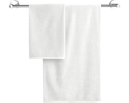 Zwei weiße Handtücher auf einer Handtuchstange