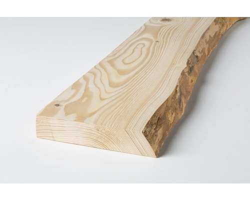Planche en bois avec bord d''arbre