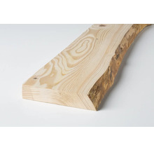 Planche en bois avec bord d''arbre