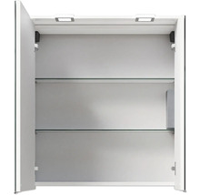 Geöffneter Spiegelschrank mit Glasablagen und Beleuchtung