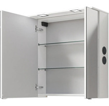 Geöffneter Spiegelschrank mit Glasablagen