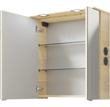 Geöffneter Spiegelschrank mit Glasablagen und Beleuchtung