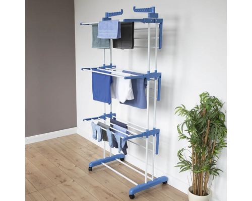 Wäscheständer mit drei Ebenen und Wäsche zum Trocknen