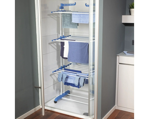 Wäscheständer im Duschraum mit aufgehängter Wäsche