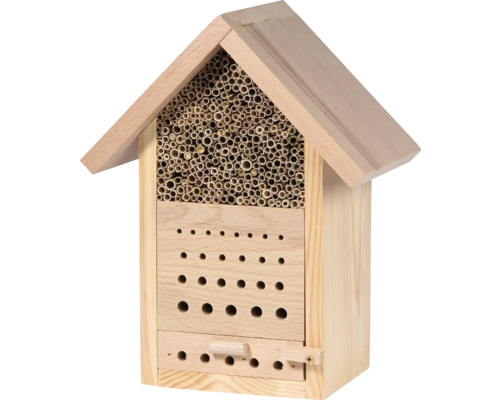 Insektenhotel aus Holz mit Nistmöglichkeiten für verschiedene Insekten