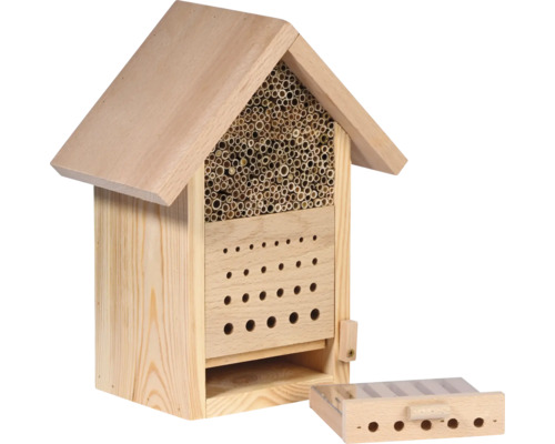 Insektenhotel aus Holz mit Nistmöglichkeiten für verschiedene Insektenarten