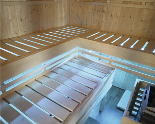 Holzsauna mit mehrstufigen Sitzbänken für Entspannung und Wellness