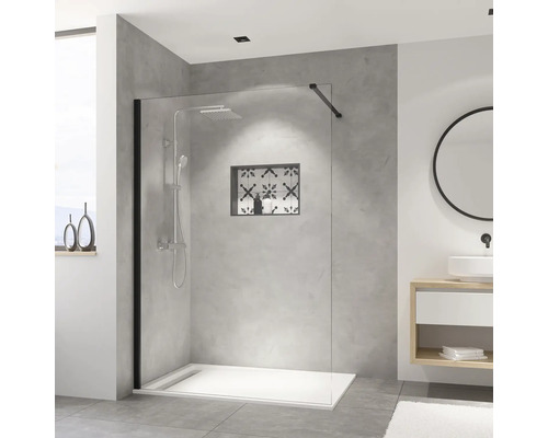 Modernes Badezimmer mit begehbarer Dusche, weißen Duschbecken und grauen Wänden.