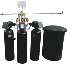 Système de traitement de l''eau SYR avec plusieurs réservoirs, tuyaux et commande électronique