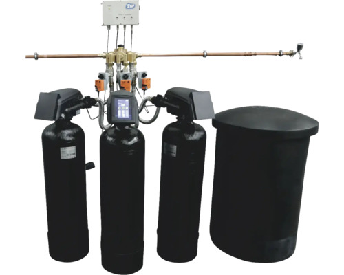 Dreifachenthärtungsanlage SYR LEX 1500 Connect Dreifach LEX T4 1500.00.045 SYR Wasseraufbereitungsanlage mit mehreren Tanks, Rohren und elektronischer Steuerung