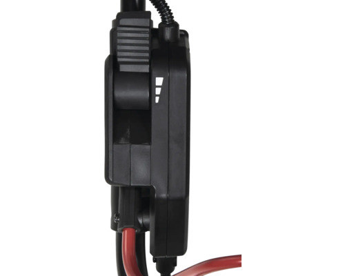 Detailansicht eines schwarzen Elektromotors mit Kabeln