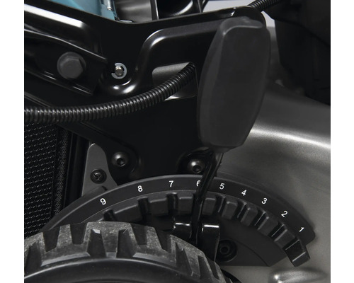 Gros plan sur le réglage de la hauteur d''une tondeuse à gazon avec les niveaux un à neuf.