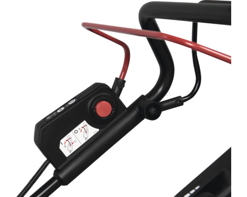 Gros plan des commandes d''une tondeuse à gazon