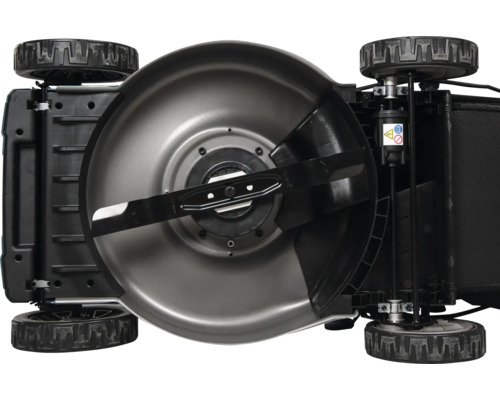 Vue de dessous d''une tondeuse à gazon avec lame