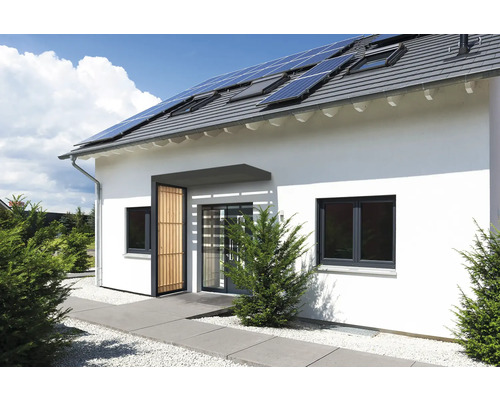 Hausansicht mit Solaranlage auf dem Dach, Fenstern und Eingangstür