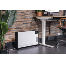 Szene mit einem Heizgerät in einem Büro neben einem Schreibtisch