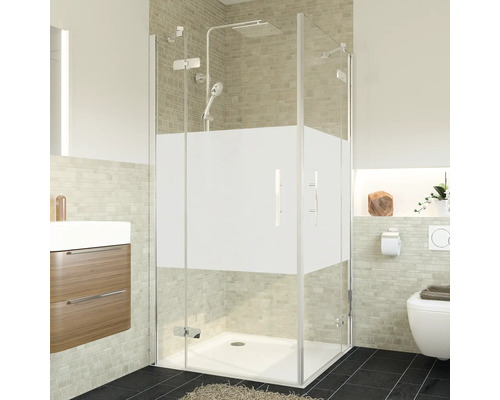 Duschkabine mit Milchglas in einem Badezimmer mit Toilette, Waschbecken und Fliesen