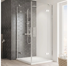 Douche à l''italienne avec robinetterie de douche et parois en verre dans la salle de bains