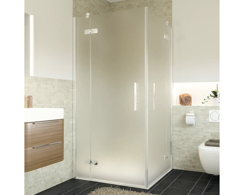 Eckdusche mit mattiertem Glas in einem hellen Badezimmer