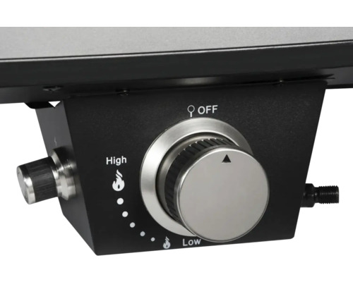 Gros plan du panneau de commande d''un gril avec régulateur de température