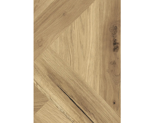 Detailaufnahme eines Holzfußbodens im Fischgrätmuster