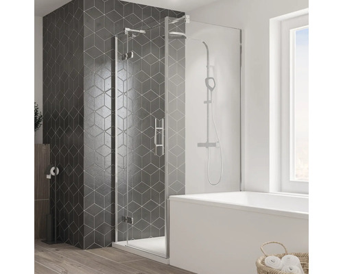 Paroi latérale raccourcie pour porte pivotante Breuer Avanta 80 cm décor gris profilé couleur chrome Salle de bains avec baignoire, paroi de douche en verre et carrelage mural gris à motifs géométriques