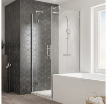 Salle de bains avec baignoire et paroi de douche en verre