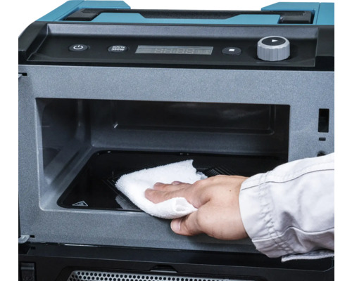 Nettoyage de l''intérieur d''un micro-ondes avec un chiffon