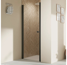 Salle de bain avec porte de douche en verre avec raccords