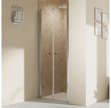 Salle de bains avec douche carrelée et porte pliante en verre