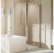 Salle de bain avec baignoire et cabine de douche avec portes pliantes