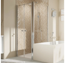 Salle de bains avec baignoire et paroi de douche avec portes pliantes